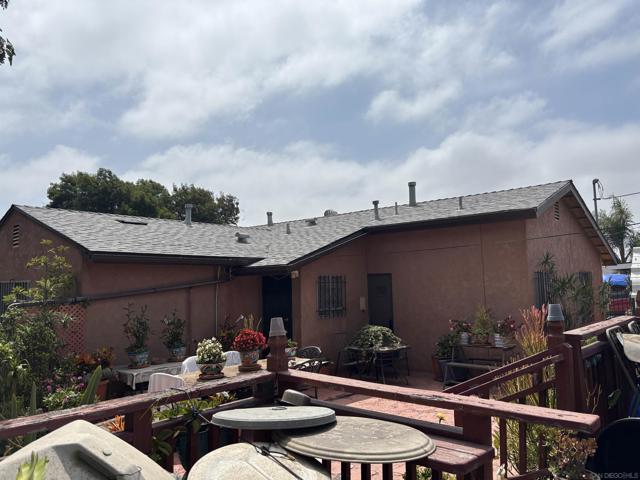 872 74 Duval St, San Diego CA: https://media.crmls.org/mediaz/80dbe98d-90a4-4464-96ca-f2307bdcf201.jpg