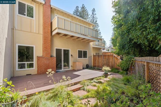 332 Kinross Dr, Walnut Creek CA: https://media.crmls.org/mediaz/80de8a8f-f060-4028-96f4-4e16da6e2a1d.jpg