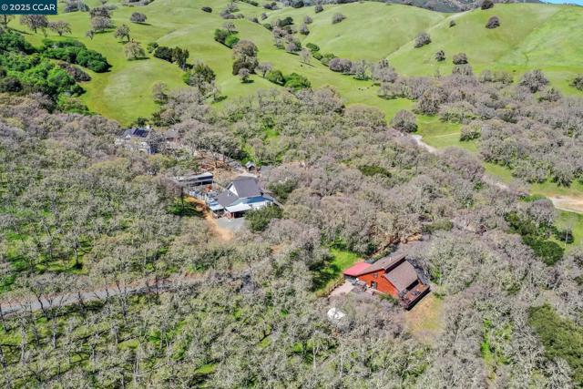 2000 Curry Canyon Rd, Clayton CA: https://media.crmls.org/mediaz/80df82de-1a2b-475f-a4bd-1bd5bd34da37.jpg