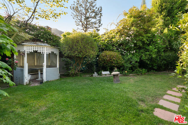 2020 Coldwater Canyon Drive, Beverly Hills CA: https://media.crmls.org/mediaz/80e02751-845a-44df-9703-a61c44630f1b.jpg