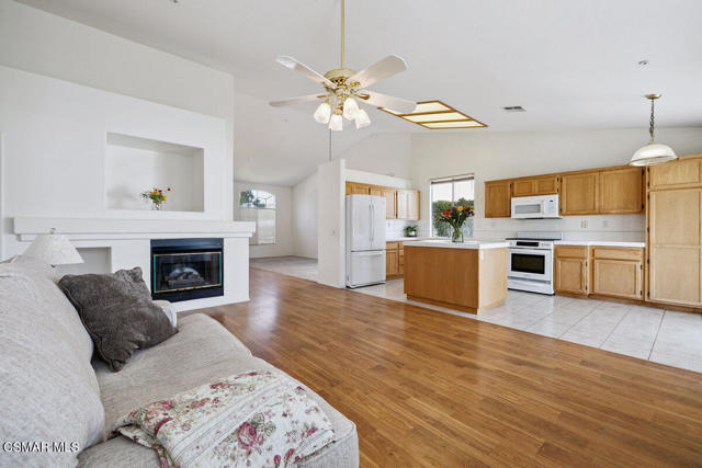 7744 Hayward Street, Ventura CA: https://media.crmls.org/mediaz/80e04562-a0a7-40b3-b2d3-b0d53f94cb6e.jpg