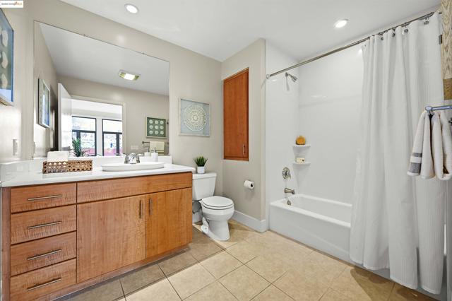 438 W Grand Ave, Oakland CA: https://media.crmls.org/mediaz/80e2b779-b460-4bbb-b00c-65f378055497.jpg