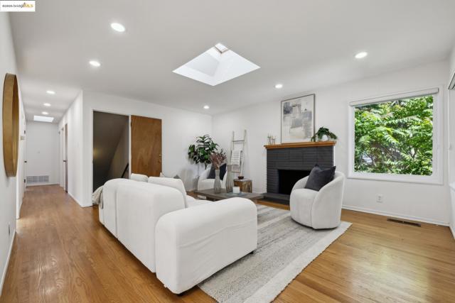 6251 Highland Ave, Richmond CA: https://media.crmls.org/mediaz/80e3522e-baa8-481a-a4f2-91d52bcf9334.jpg