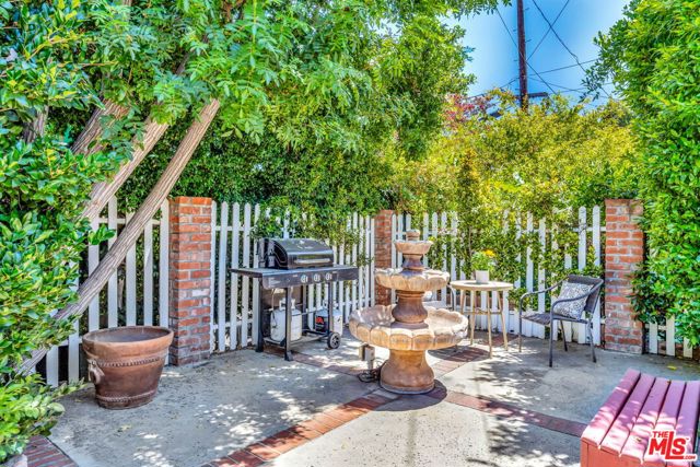 10257 Camarillo Street photo 30