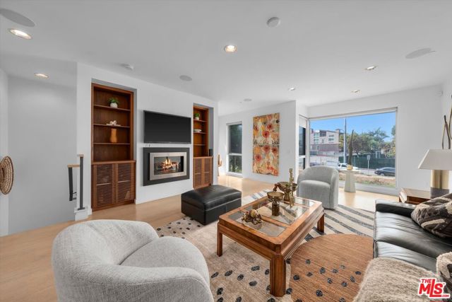 310 Washington Boulevard, Marina del Rey CA: https://media.crmls.org/mediaz/80e38fa9-cde5-44a1-8072-cf23591b0c7d.jpg