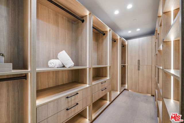 707 N Crescent Drive, Beverly Hills CA: https://media.crmls.org/mediaz/80e3c3dd-5e4c-4a43-a833-5c20dccee169.jpg