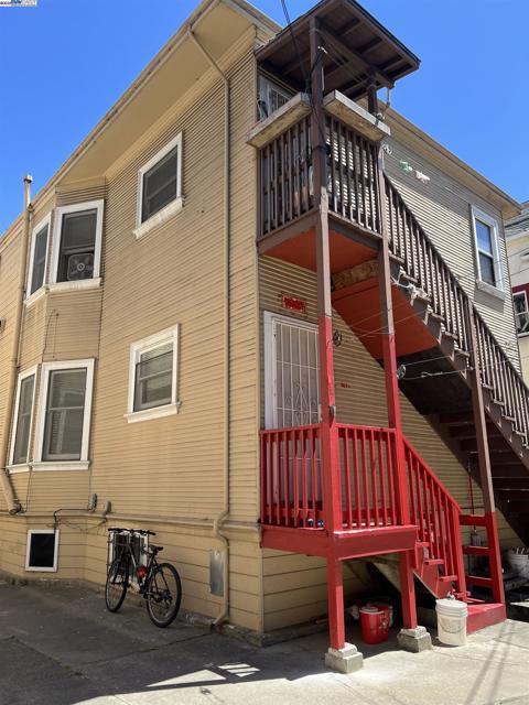 905 Alice St, Oakland CA: https://media.crmls.org/mediaz/80e41acc-7f3a-4e64-904a-936118e9bfa6.jpg