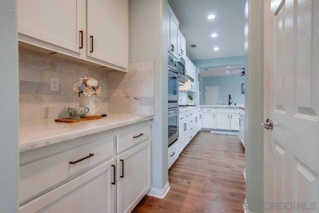 15655 Paseo Montenero, San Diego CA: https://media.crmls.org/mediaz/80e46b3b-4e0b-40d7-b511-5aa63cfaceb6.jpg