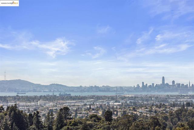 6757 Skyview Dr, Oakland CA: https://media.crmls.org/mediaz/80e4d2c8-9a82-4573-a946-72bbb28db1a8.jpg