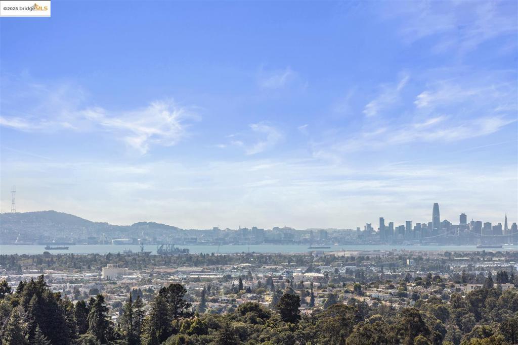 https://media.crmls.org/mediaz/80e4d2c8-9a82-4573-a946-72bbb28db1a8.jpg?preset=X-Large