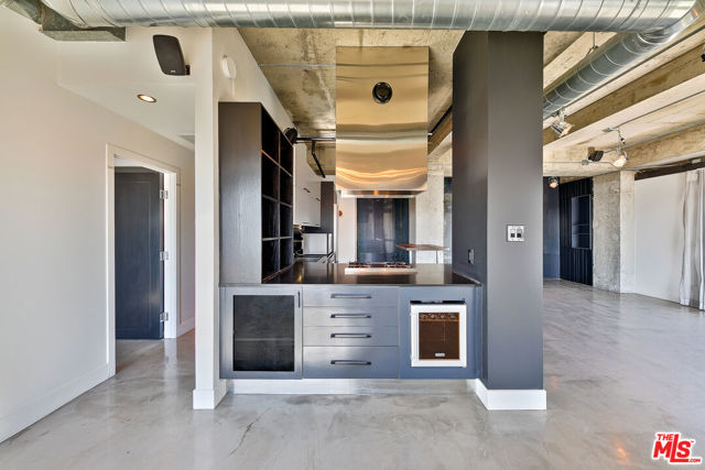 101 California Avenue, Santa Monica CA: https://media.crmls.org/mediaz/80e57e98-c95e-4daa-b415-a8f308064646.jpg