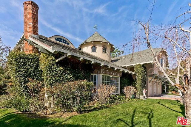 2807 Deep Canyon Drive, Beverly Hills CA: https://media.crmls.org/mediaz/80e63be8-4e9b-436c-9d47-e228dadb9bce.jpg