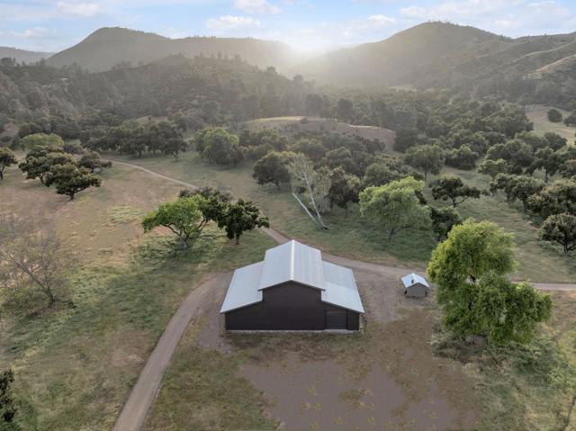 770 Limekiln Road, Hollister CA: https://media.crmls.org/mediaz/80e63ddd-0b42-4137-bdd2-3442870c0bee.jpg