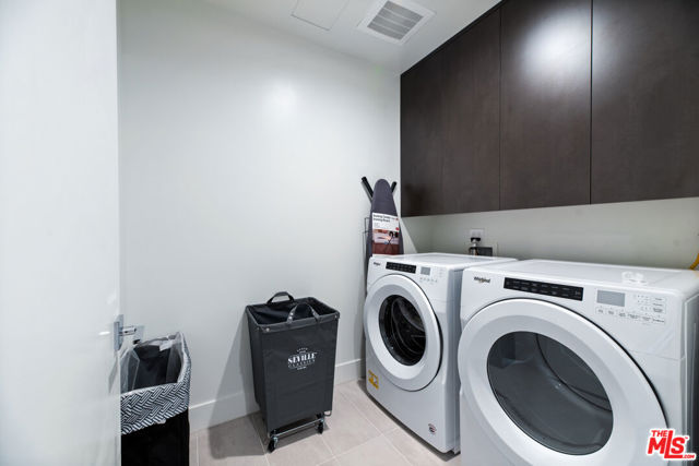 728 N Sweetzer Avenue, West Hollywood CA: https://media.crmls.org/mediaz/80e78b41-d016-4ea8-a76a-20f48d4c8279.jpg