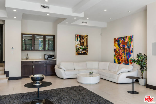 2175 Summitridge Drive, Beverly Hills CA: https://media.crmls.org/mediaz/80e8a266-5840-463f-bf87-4676965a09cd.jpg