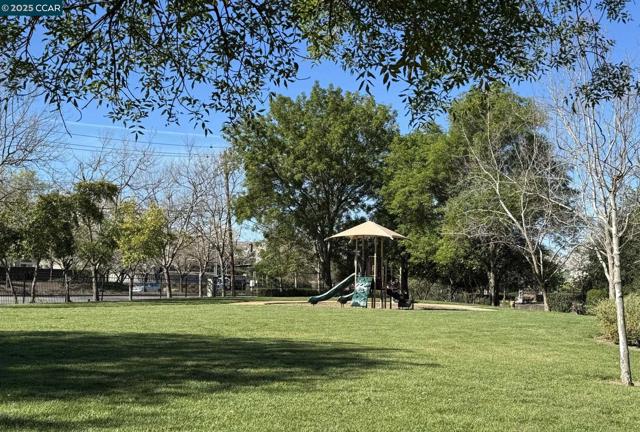 4072 Westminster Pl, Danville CA: https://media.crmls.org/mediaz/80e8c5fa-a6c3-4040-9b12-c04c6236550f.jpg