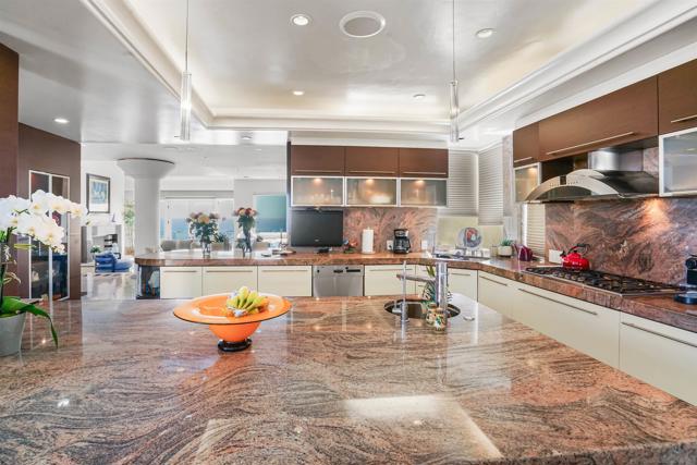 5756 La Jolla Corona Dr, La Jolla CA: https://media.crmls.org/mediaz/80e8ef83-cc75-47c1-aad4-7b02943b086a.jpg
