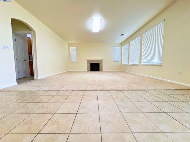 4651 Stern Dr, Merced CA: https://media.crmls.org/mediaz/80e8f989-eec8-4def-bfec-1bf95e8dd4a8.jpg