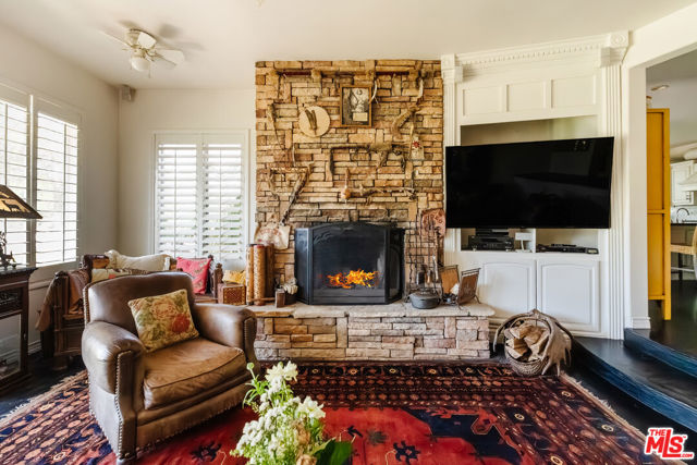 4244 Balcony Drive, Calabasas CA: https://media.crmls.org/mediaz/80e917c0-f5ef-47e9-8a7f-2a649bf5c349.jpg