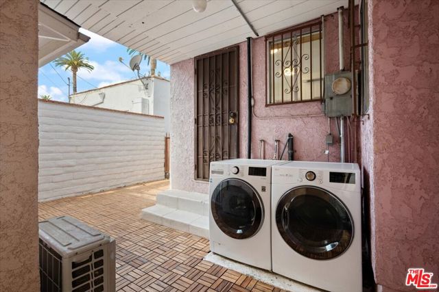 2840 S Mansfield Avenue, Los Angeles CA: https://media.crmls.org/mediaz/80e9288f-b633-4372-824d-fde4af74e2f7.jpg