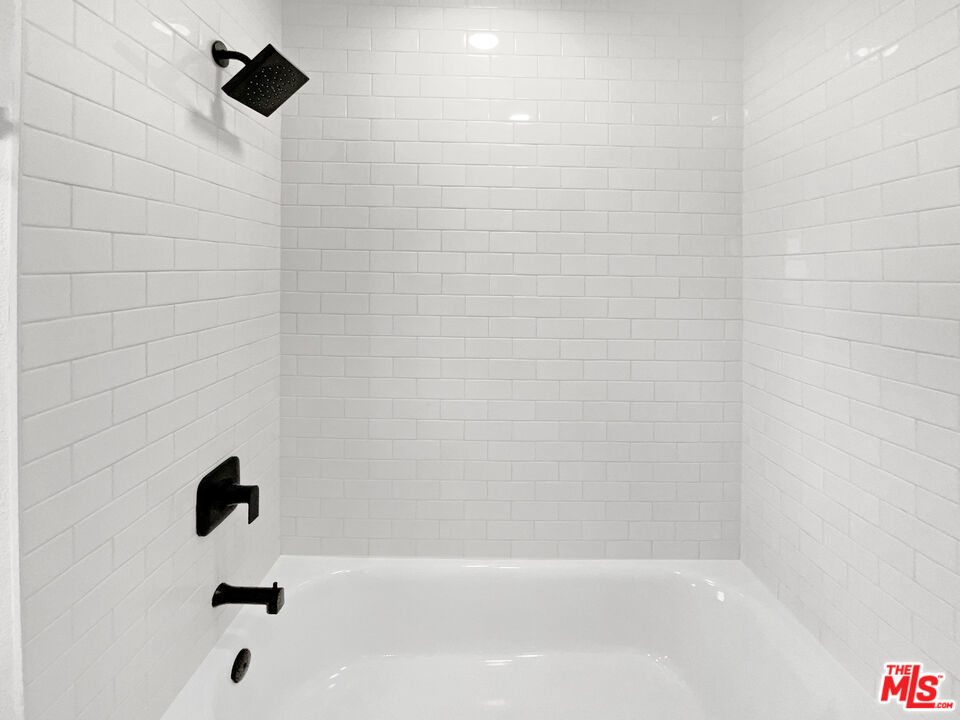 https://media.crmls.org/mediaz/80e95842-c039-4d47-868a-176673256b59.jpg?preset=X-Large