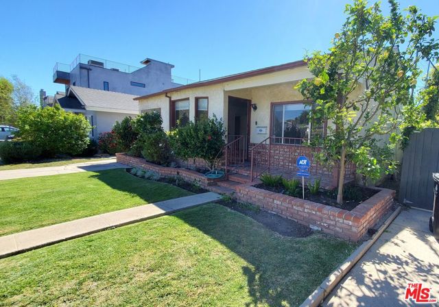 3461 Redwood Avenue, Los Angeles CA: https://media.crmls.org/mediaz/80e95b66-2cbe-456b-8945-d5351ce75740.jpg