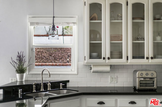 13324 Valley Vista Boulevard, Sherman Oaks CA: https://media.crmls.org/mediaz/80e99590-304f-4d57-9783-b50179fd3b9c.jpg