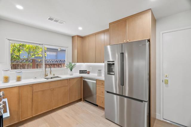 520 S Bayview Avenue, Sunnyvale CA: https://media.crmls.org/mediaz/80ea7406-fe0e-44db-957c-38145800a7b9.jpg