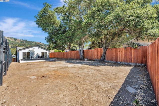 6927 Sunkist Dr, Oakland CA: https://media.crmls.org/mediaz/80ea8b31-905d-41ed-9c8d-e85fefdf0bfc.jpg