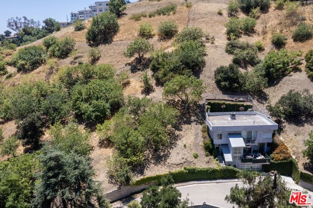 3995 Glenalbyn Drive, Los Angeles CA: https://media.crmls.org/mediaz/80eaa5db-ddfe-4595-a6f3-d5186083c7b7.jpg