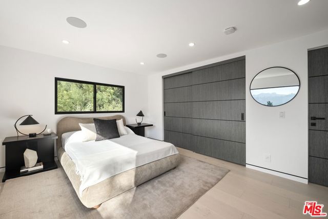 3290 N Knoll Drive, Los Angeles CA: https://media.crmls.org/mediaz/80eabcb2-9422-4e24-bedb-3816122bfe16.jpg