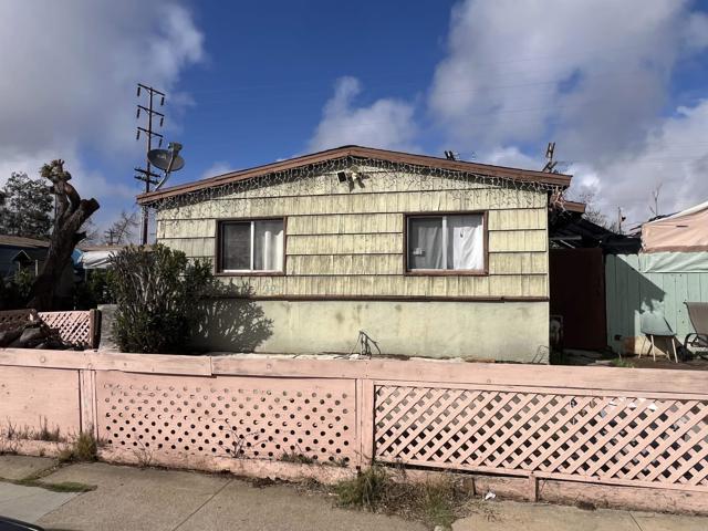 4526 28 Clairemont Mesa Boulevard, San Diego CA: https://media.crmls.org/mediaz/80eaffb6-fe62-4b88-bb44-18e028f32aee.jpg
