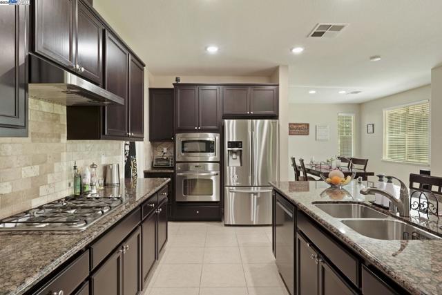 247 N Menlo Park Ct, Mountain House CA: https://media.crmls.org/mediaz/80eb13ac-4719-47e2-8cfc-74297cffc706.jpg