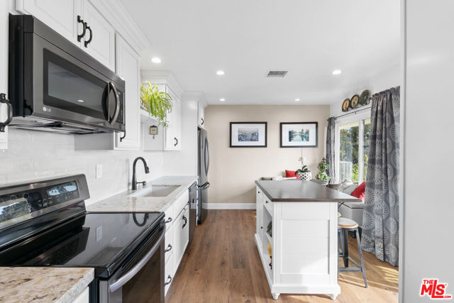 6789 Seawatch Lane, Malibu CA: https://media.crmls.org/mediaz/80eb8431-ad46-434e-a98d-3b396e15e7de.jpg