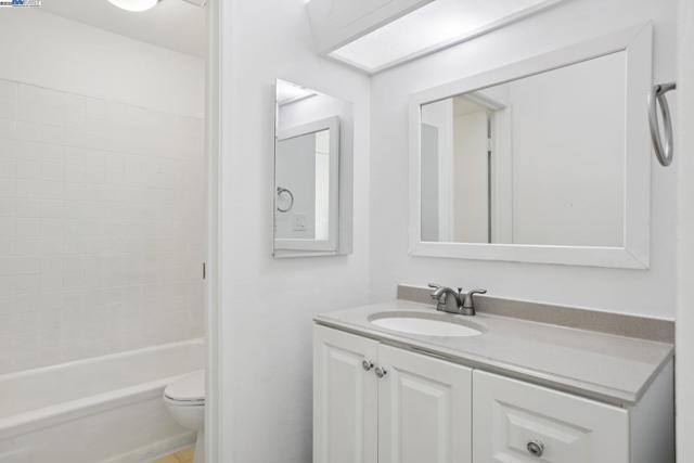 1042 Mohr Ln, Concord CA: https://media.crmls.org/mediaz/80eb9f96-5ce2-4805-951e-2924e5cfaf00.jpg