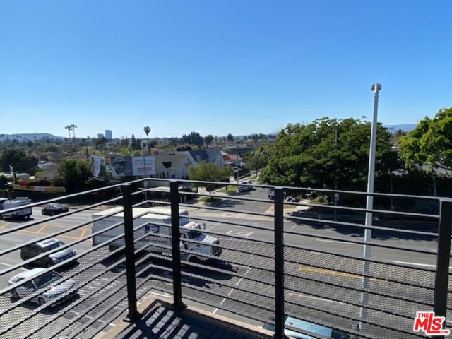 4937 1/2 W 20th Street, Los Angeles CA: https://media.crmls.org/mediaz/80ebad5d-cf01-4745-8ebd-5760e8f94380.jpg