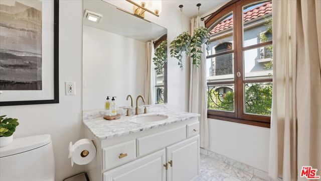 9249 Burton Way, Beverly Hills CA: https://media.crmls.org/mediaz/80ecb83c-c3f6-4255-911d-63eb21090c02.jpg