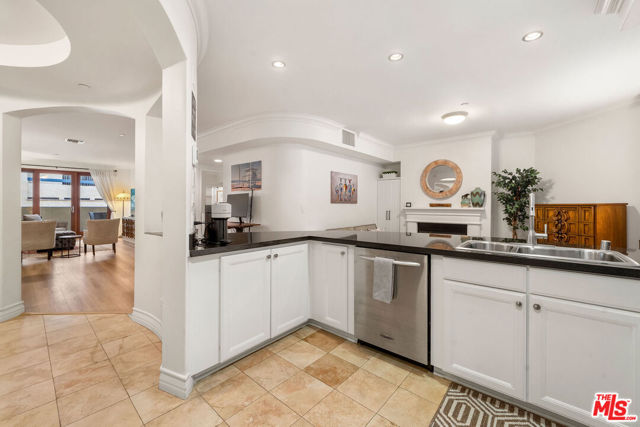 122 N Clark Drive, West Hollywood CA: https://media.crmls.org/mediaz/80ed3b09-195a-46b7-89f5-280628e53881.jpg