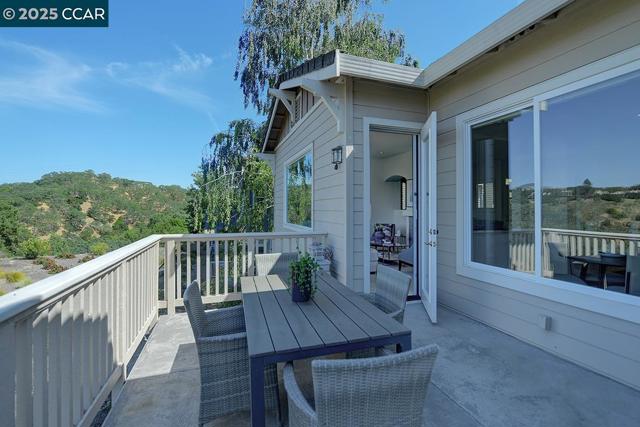 2916 Saklan Indian Dr, Walnut Creek CA: https://media.crmls.org/mediaz/80edd8b7-f32b-4987-abcb-528a149874c0.jpg