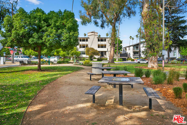 1101 Lincoln Boulevard, Santa Monica CA: https://media.crmls.org/mediaz/80ee5515-d9cb-4ff9-990a-fe43c418cad0.jpg