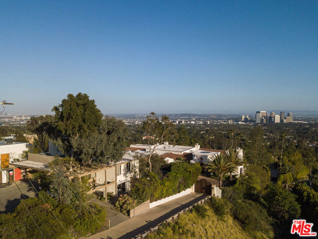 9892 BEVERLY GROVE Drive, Beverly Hills CA: https://media.crmls.org/mediaz/80ee55d0-8676-4b7d-b29c-5ecf52d1aa80.jpg