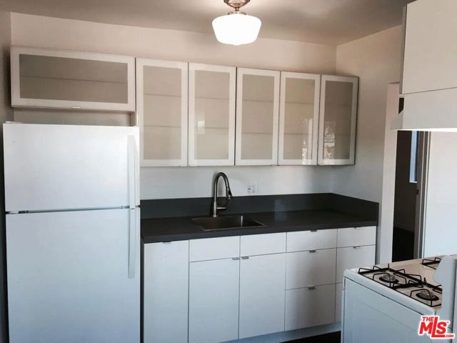 834 Laguna Avenue, Los Angeles CA: https://media.crmls.org/mediaz/80efc1b6-690e-42e5-af8a-d812e423fade.jpg