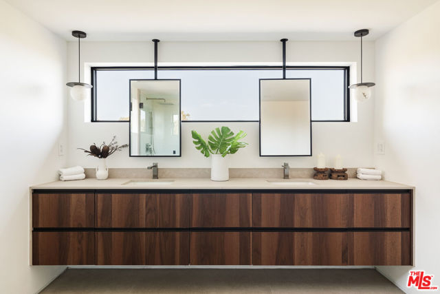 29800 Cuthbert Road, Malibu CA: https://media.crmls.org/mediaz/80f0a260-30f6-4d36-82f7-76ad172526e4.jpg
