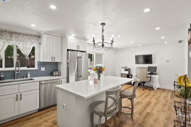 963 Getoun Dr, Concord CA: https://media.crmls.org/mediaz/80f1e6b6-6c70-4a13-9d08-890e73199c3f.jpg