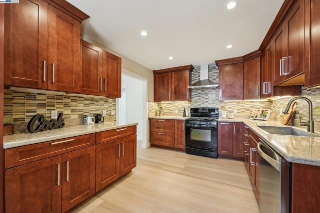 431 Alameda De Las Pulgas, Redwood City CA: https://media.crmls.org/mediaz/80f33a64-ab97-4839-8b46-5d7031080bb6.jpg