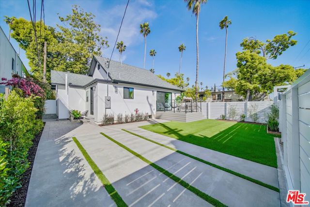 2021 Idaho Avenue, Santa Monica CA: https://media.crmls.org/mediaz/80f33bfb-0ba7-40c3-b69d-4ad054f0e583.jpg