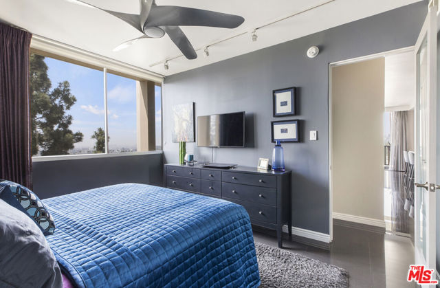 4455 Los Feliz Boulevard, Los Angeles CA: https://media.crmls.org/mediaz/80f3ffca-057e-40c3-a435-3b690b96afb8.jpg