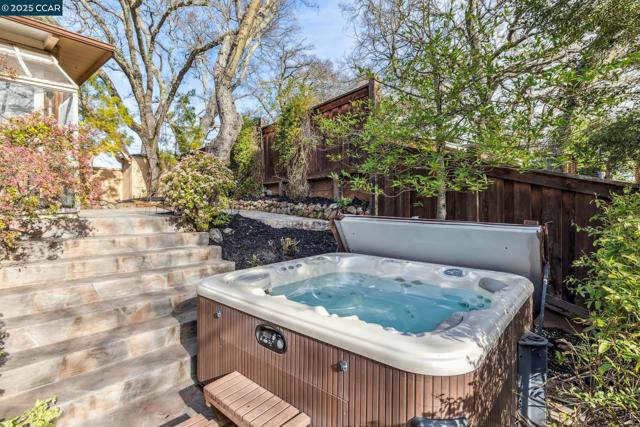 2160 Ridgewood Rd, Alamo CA: https://media.crmls.org/mediaz/80f43f54-c689-481e-afbd-1da201ba3356.jpg