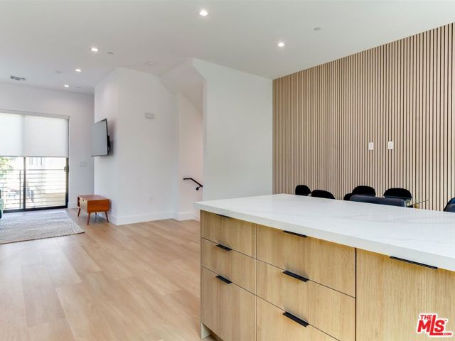 2817 1/2 S Redondo Boulevard, Los Angeles CA: https://media.crmls.org/mediaz/80f442de-f595-4e78-84f4-8f4a5302a629.jpg