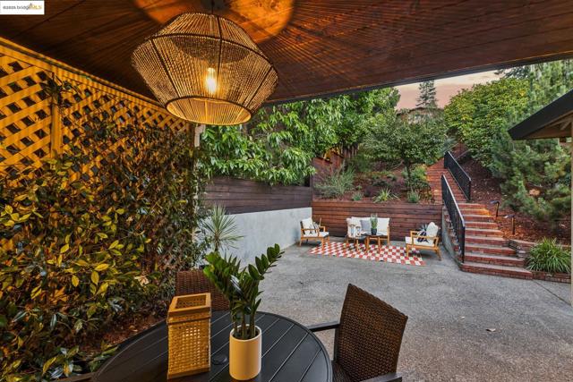 17032 Broadway Ter, Oakland CA: https://media.crmls.org/mediaz/80f54be3-e443-4b29-997e-d4196030376b.jpg